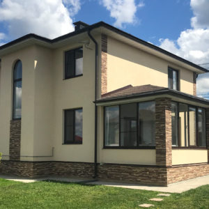 Отделка фасада дома декоративной штукатуркой 240м2