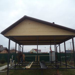 Строительство крыши на металлическом каркасе.